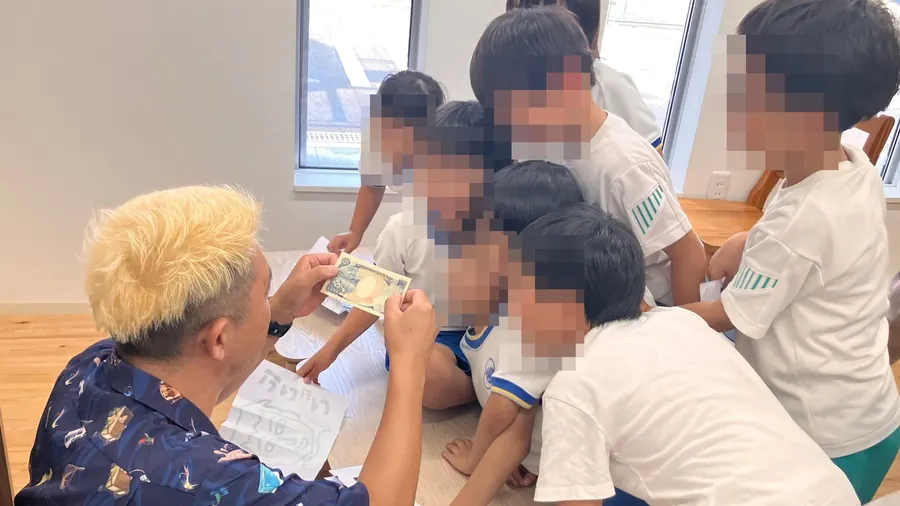 マジックを間近で見る子どもたち