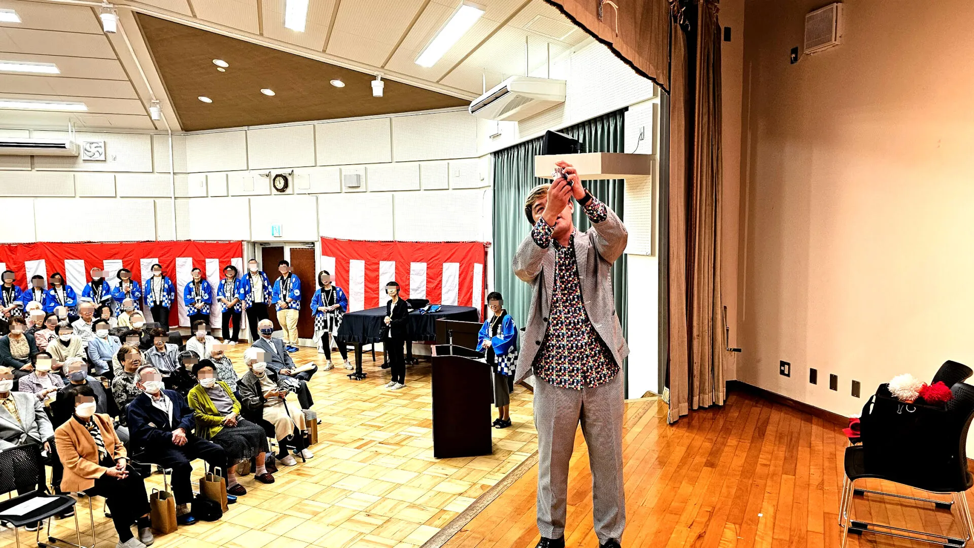 敬老会での出演依頼ならマジシャン コンプレッサーにお任せ!たくさんの笑顔をお届けします☆ 2 敬老会でマジックショーを講演するマジシャン コンプレッサー