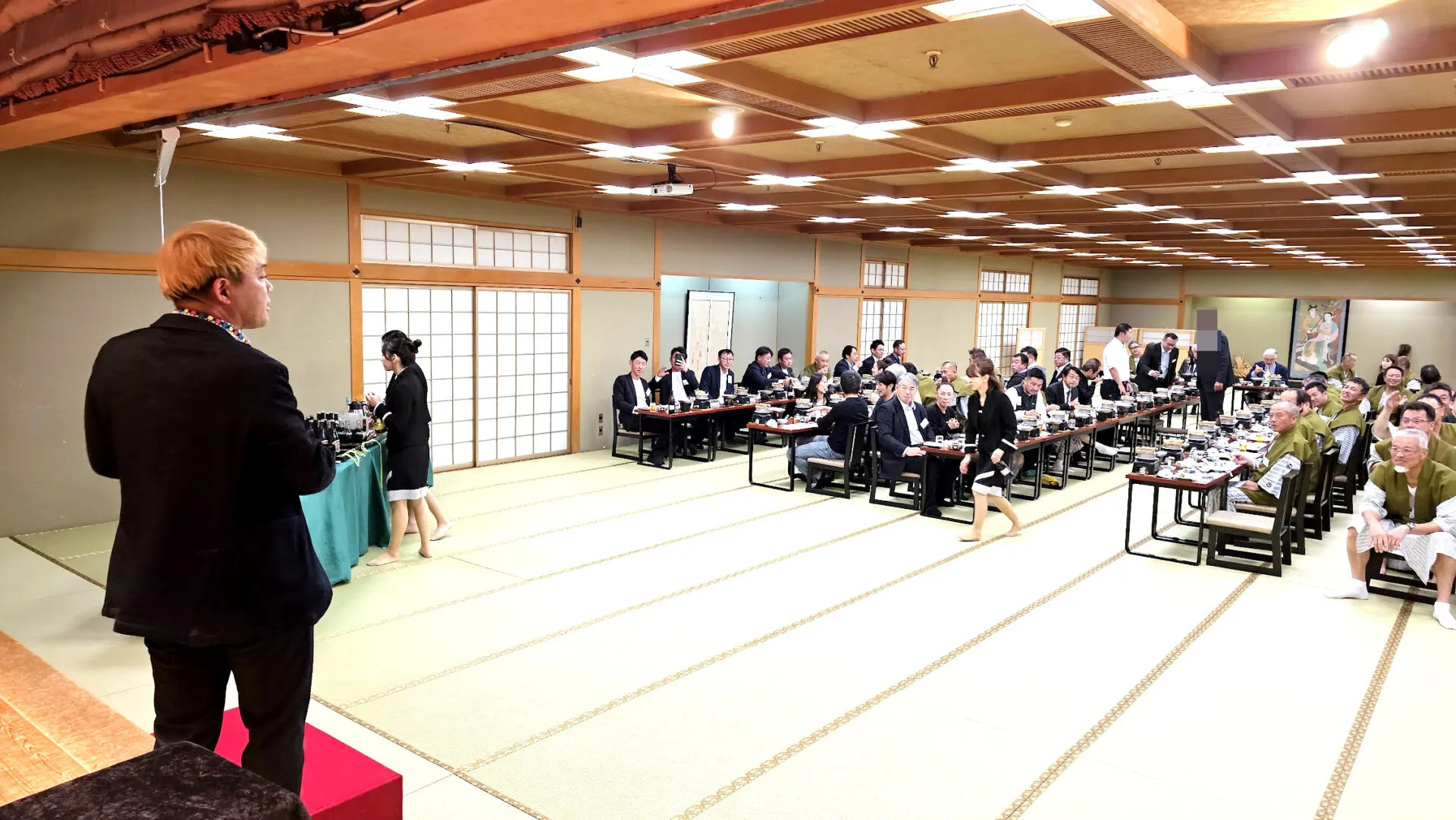 和の宴会会場でのマジックショー