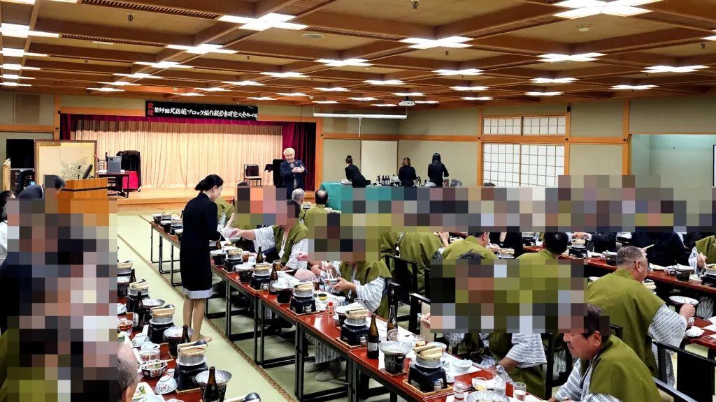 和の宴会会場でのマジックショー