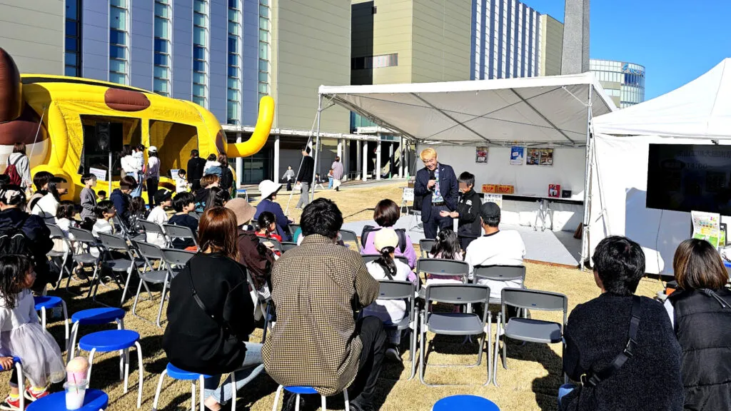 屋外イベント　芝生の上でマジック
