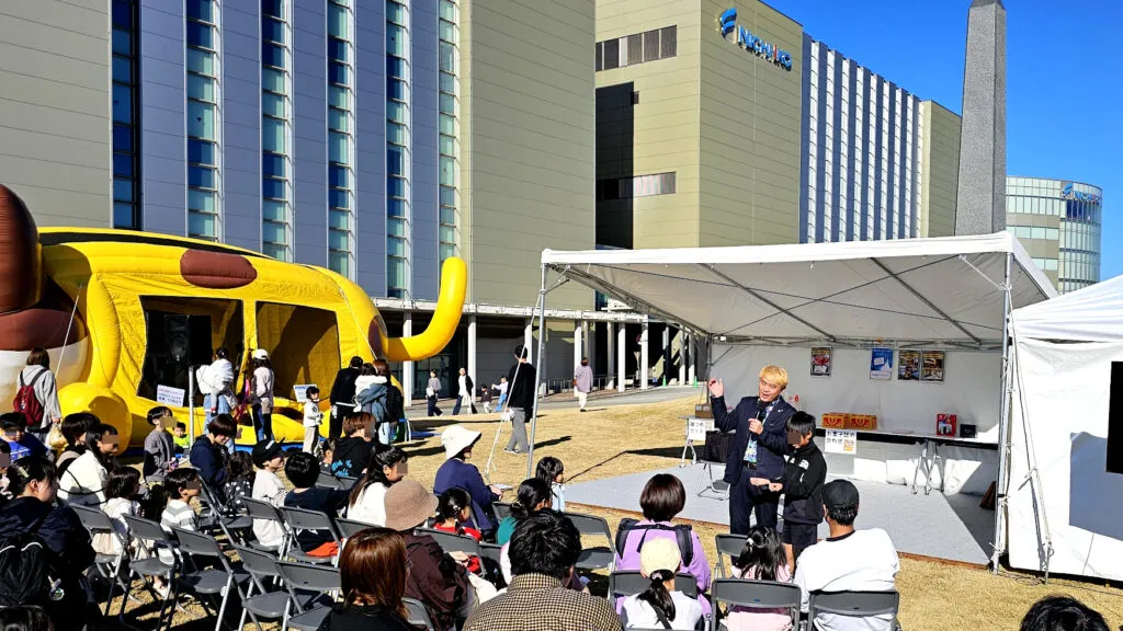芝生の上でマジックショーを公演