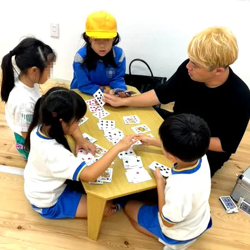 プロマジシャンが見る「シュタイナー教育」の魅力:学童保育での体験と成長 3 シュタイナー教育 トランプ