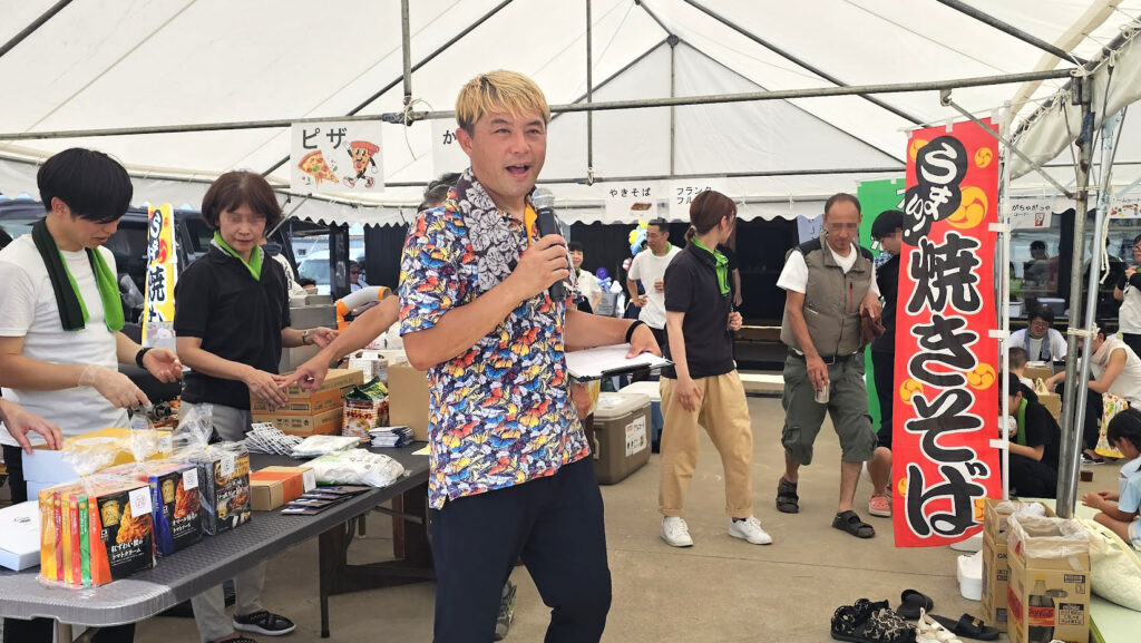 暮匠の住宅展示会で実感!アットホームな10周年感謝祭レポート【富山県砺波市】 1 富山県砺波市・暮匠10周年感謝祭で司会を務めるマジシャンコンプレッサーさん(焼きそばコーナーの様子)