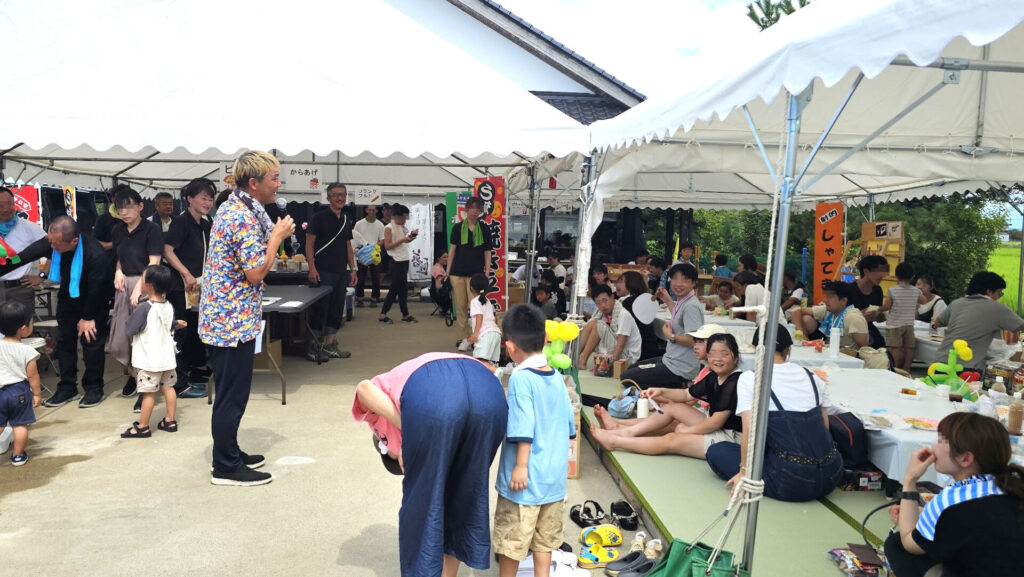 暮匠の住宅展示会で実感!アットホームな10周年感謝祭レポート【富山県砺波市】 6 マジシャンコンプレッサーが暮匠オーナー様感謝祭で司会