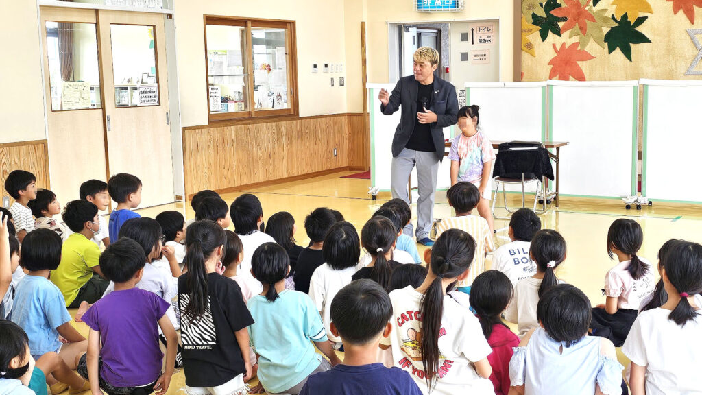 「学童保育 マジックショー 出張」福岡町・さくら会館で17年連続出演 5 学童保育 マジックショー 出張 福岡町・さくら会館でマジックを披露するコンプレッサーと参加する子ども