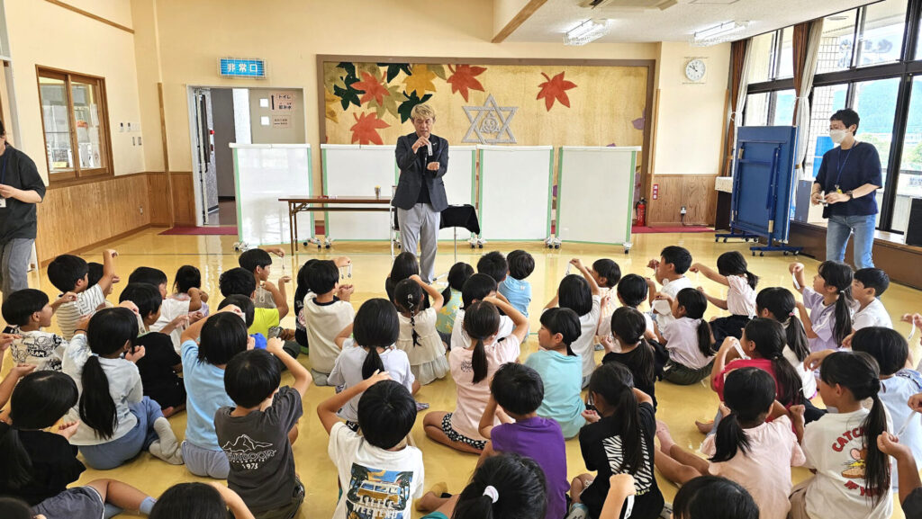 「学童保育 マジックショー 出張」福岡町・さくら会館で17年連続出演 6 学童保育 マジックショー 出張で児童が紙スプーン曲げを楽しむ福岡町さくら会館