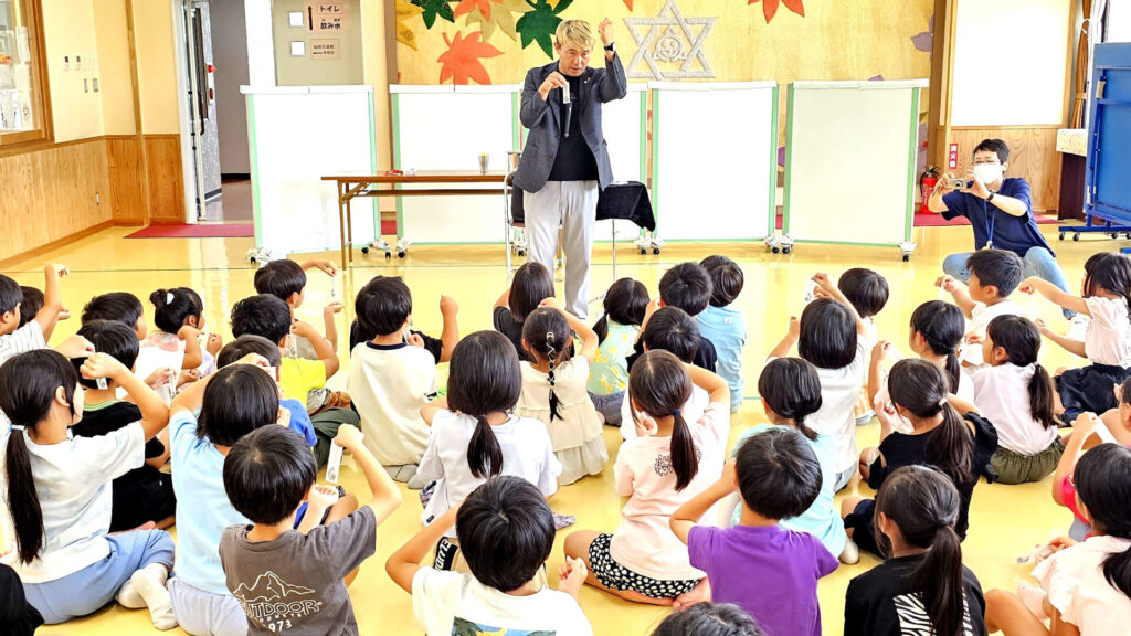 「学童保育 マジックショー 出張」福岡町・さくら会館で17年連続出演 2 福岡町 学童保育 マジックショー 出張の様子・子どもたちと正面で向き合うコンプレッサー