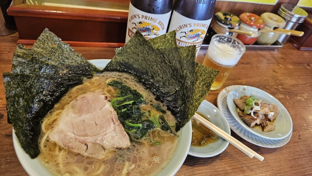 横浜家系ラーメン 元喜家 高岡店のチャーシュー麺とビール、そして小皿料理のセット。快気祝いとして幼馴染と一緒に味わった幸せなひととき。