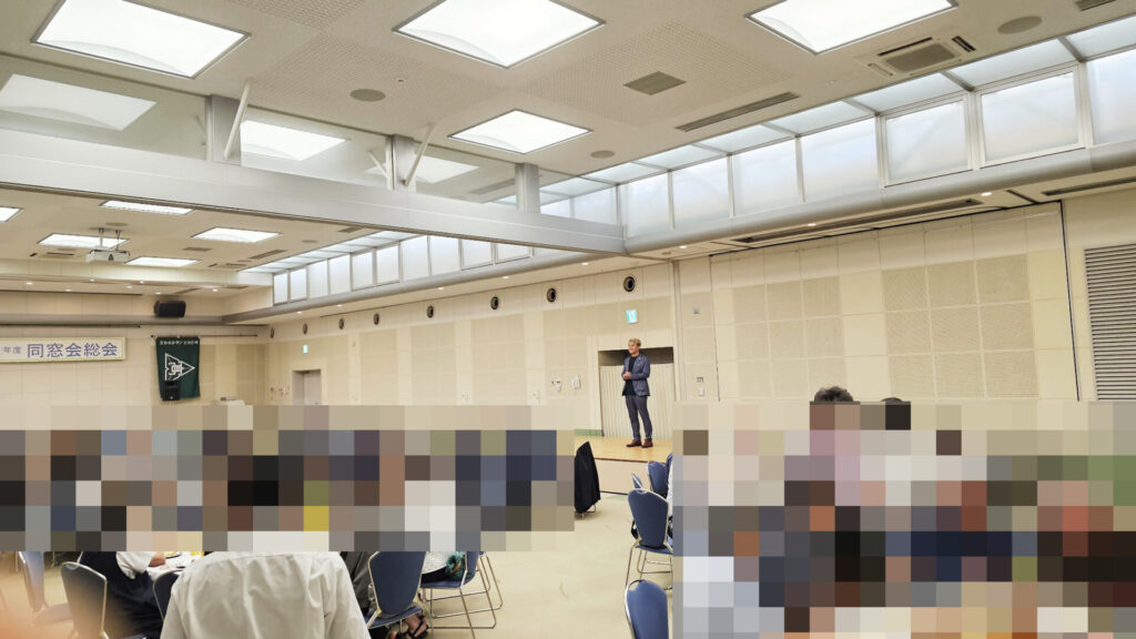 マジシャンコンプレッサーが、同窓会でマジックショーを行っている様子