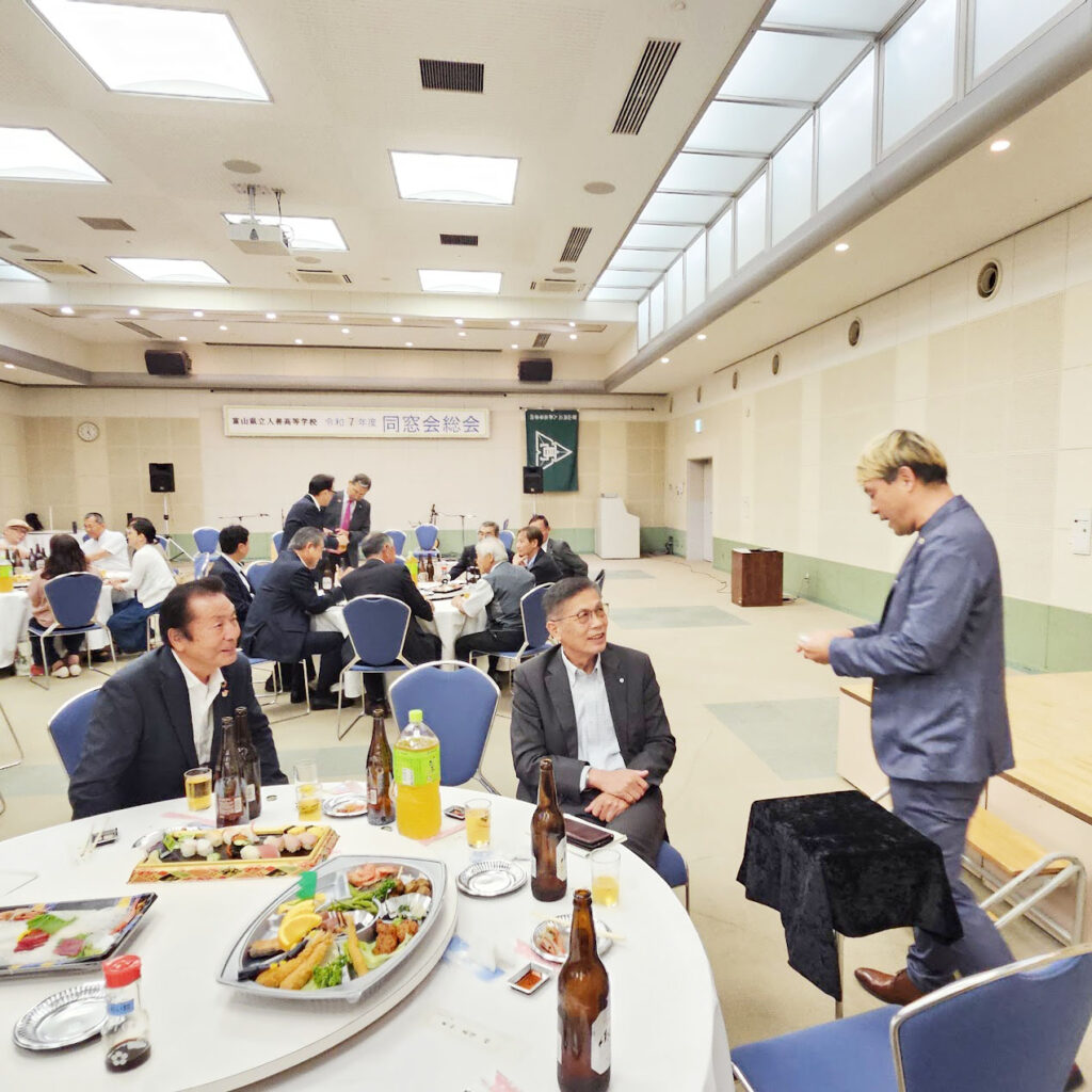 マジシャン コンプレッサー が 入 高校 の 同窓会 で テーブル マジック を し て いる 様子