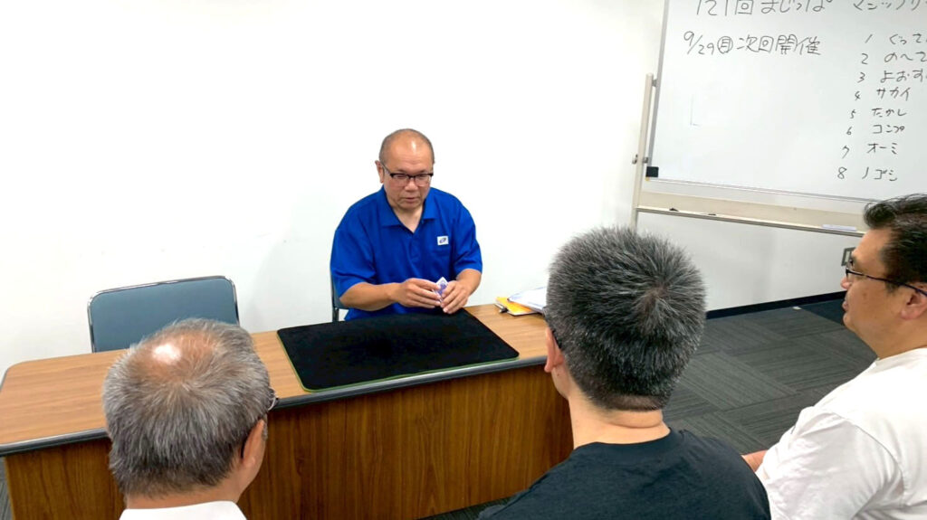 富山のマジックサークル「まじっぱ」でマジックをする男性