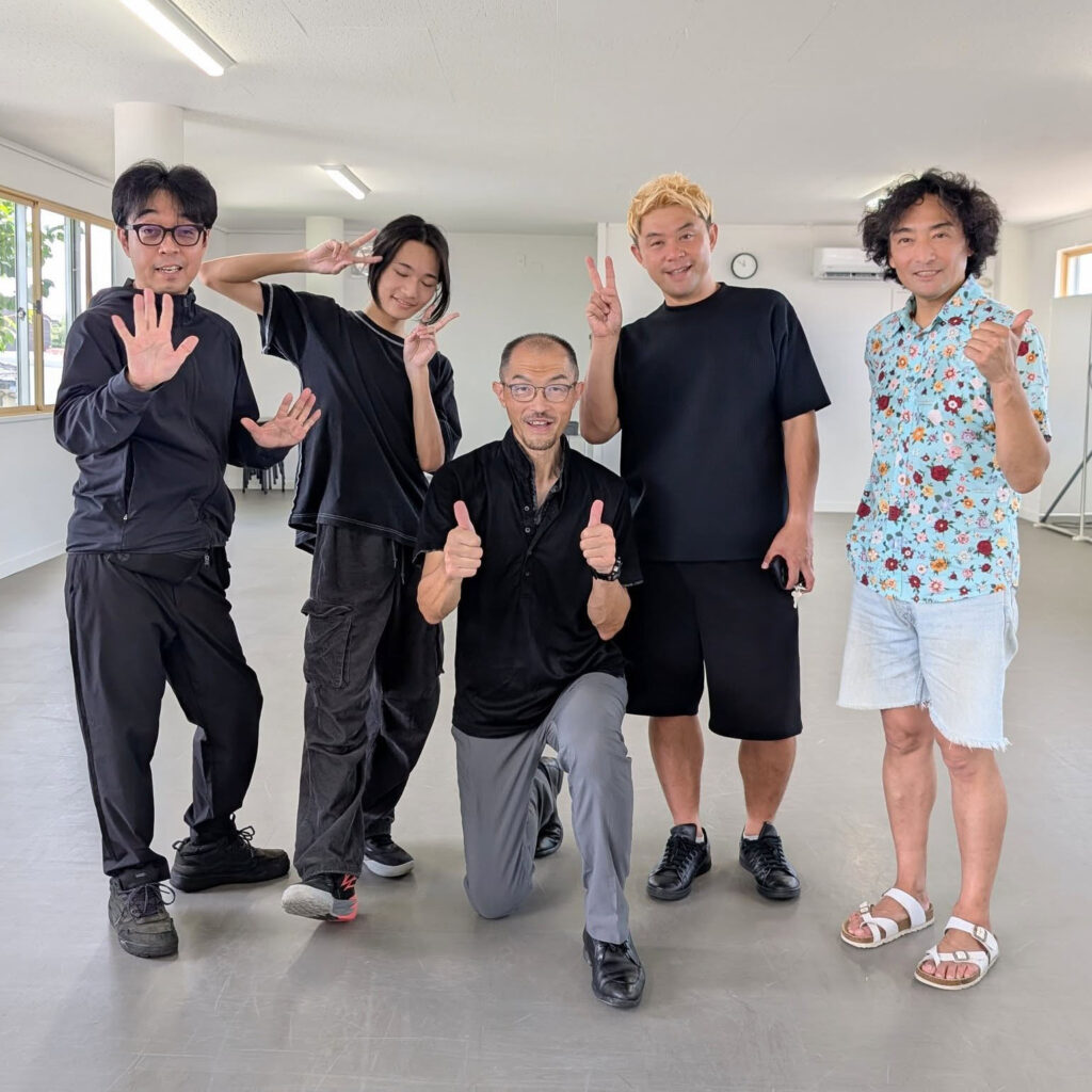 カメラマン　小笠原一吉　さんを挟んでマジシャンが写真撮影