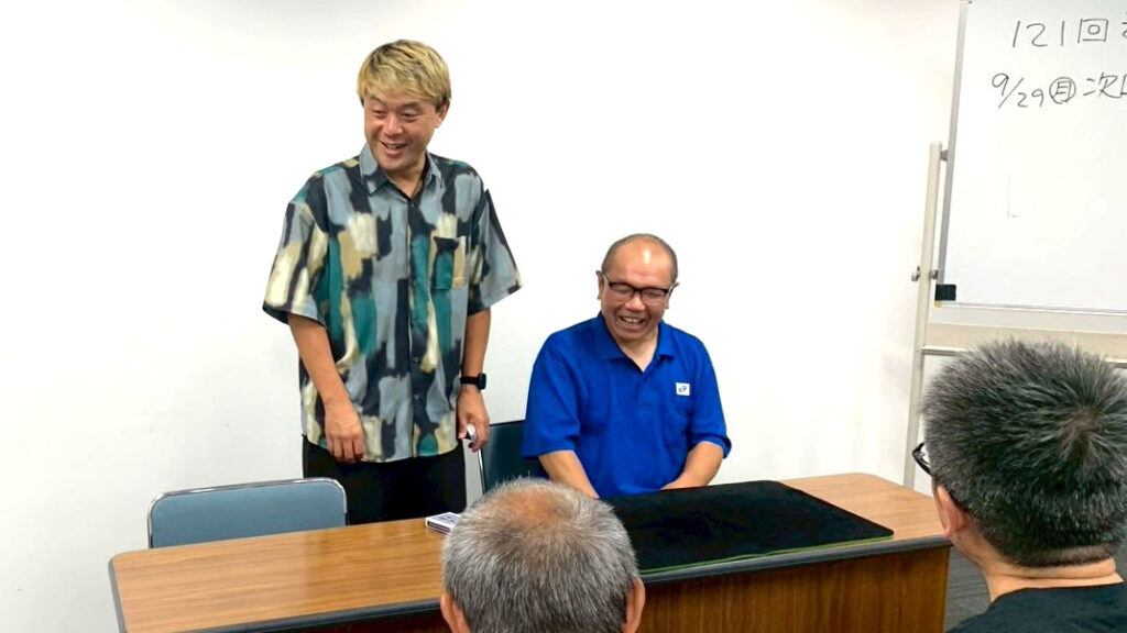 富山のマジックサークル「まじっぱ」でマジックをする男性