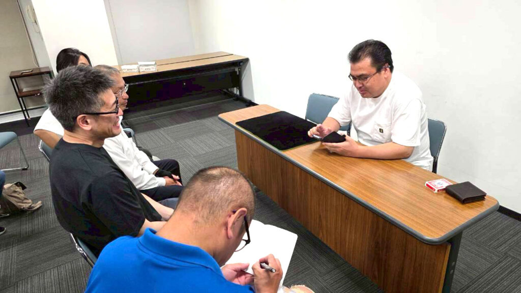 富山のマジックサークル「まじっぱ」でマジックをする男性