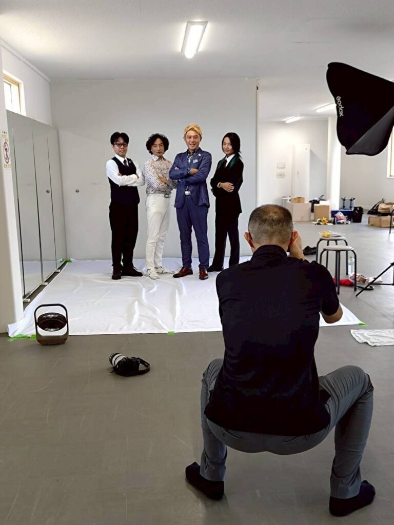 マジシャン　コンプレッサー
マジシャン　ともやん
マジシャン　マーサ
マジシャン　よぉすけ

の宣材写真撮影の様子