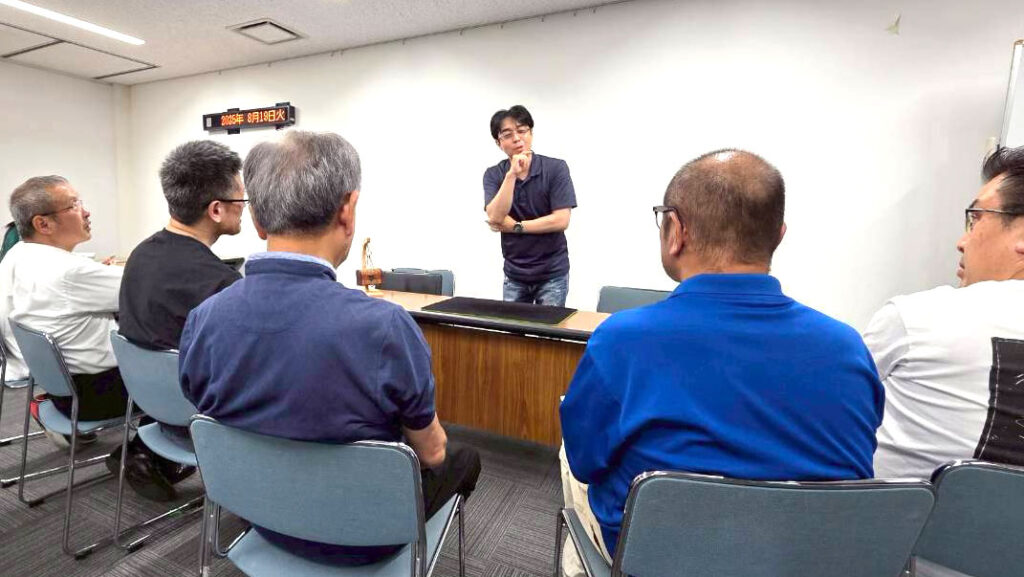 富山のマジックサークル「まじっぱ」でマジックをする男性