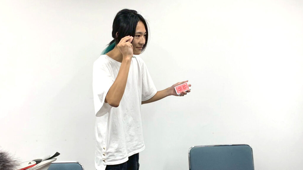 富山のマジックサークル「まじっぱ」でマジックをする男性