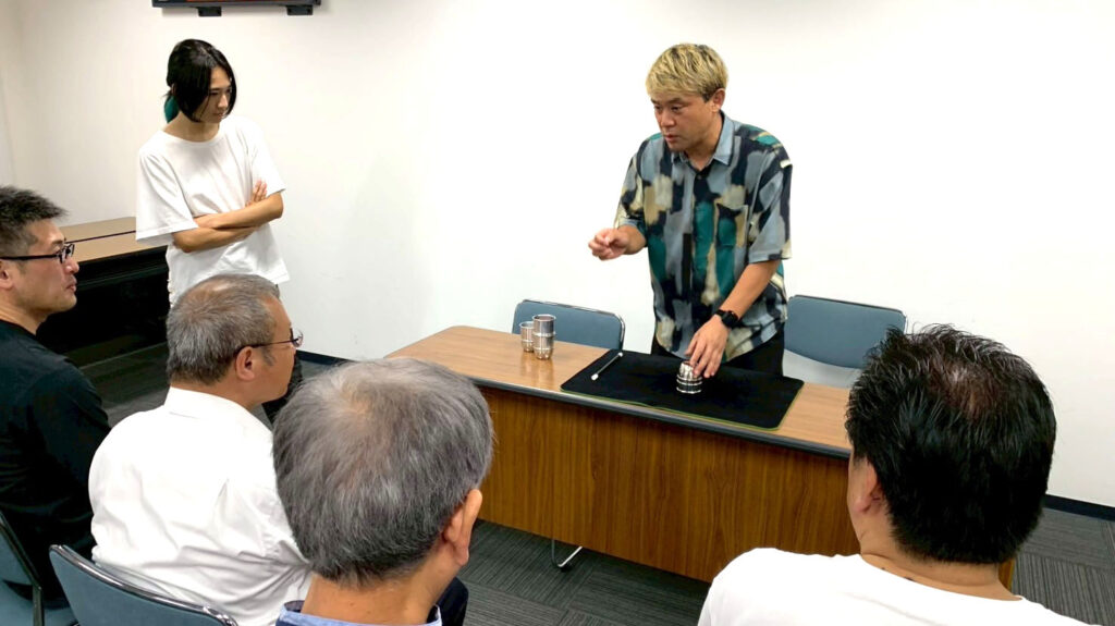 富山のマジックサークル「まじっぱ」でマジックをする男性