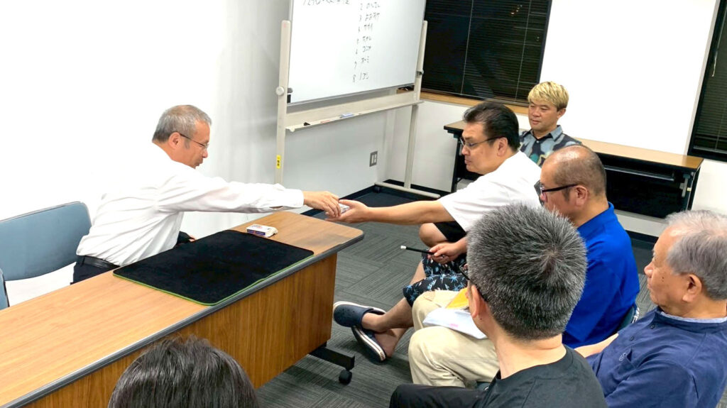 富山のマジックサークル「まじっぱ」でマジックをする男性