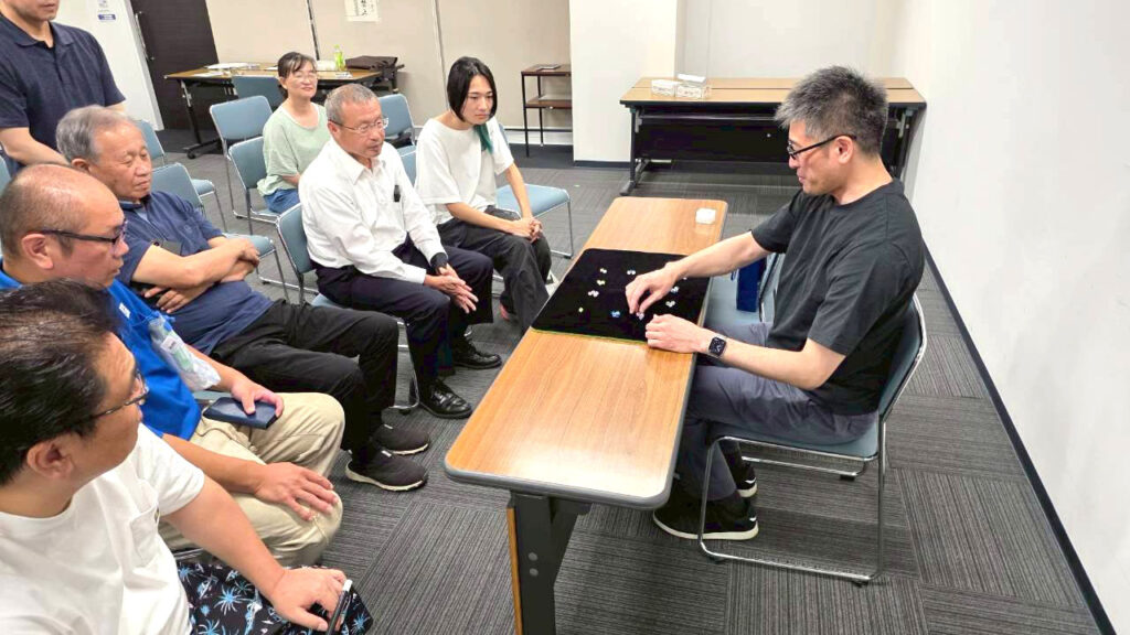 富山のマジックサークル「まじっぱ」でマジックをする男性