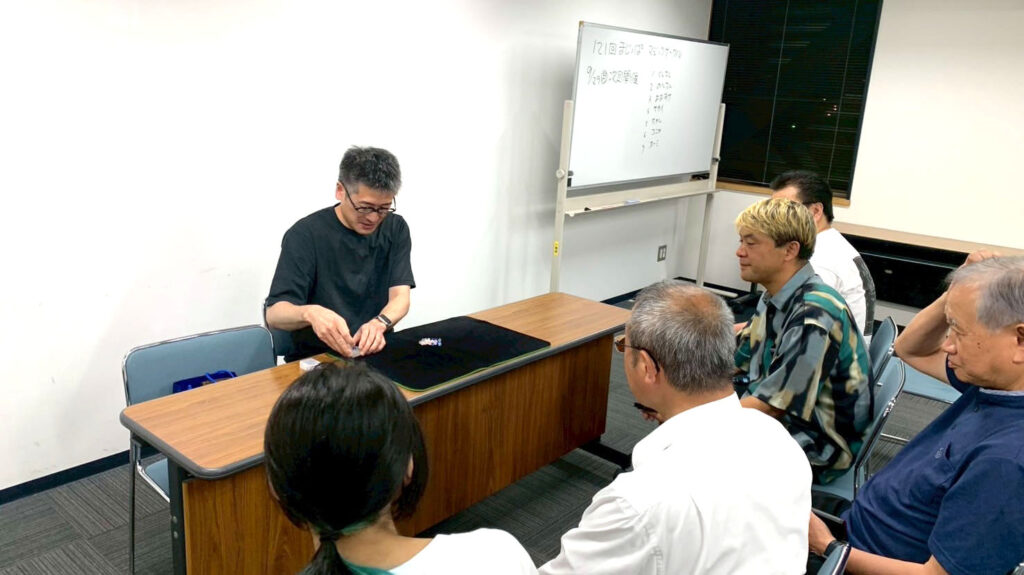 富山のマジックサークル「まじっぱ」でマジックをする男性