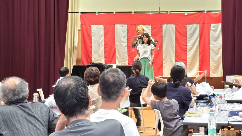 富山 出張マジックショー 女性ゲストと一緒にステージ上でマジックを披露する場面、高岡市納涼祭