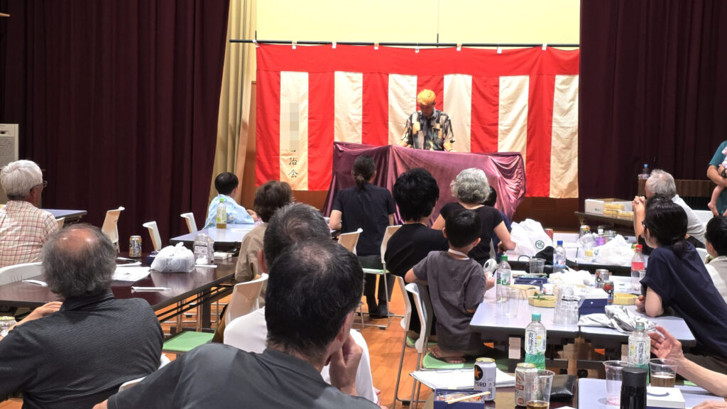 富山 出張マジックショー 公民館ホールの舞台でイリュージョン演技を行う様子、地域イベントの盛況シーン