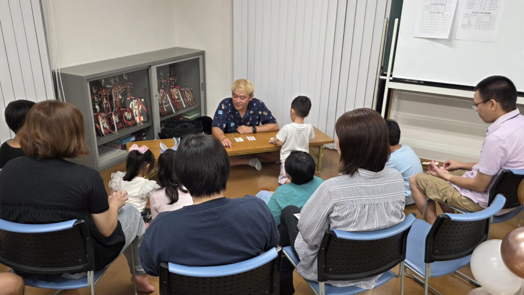 子どもたちも参加しながら楽しむ富山市のテーブルマジックショーの様子