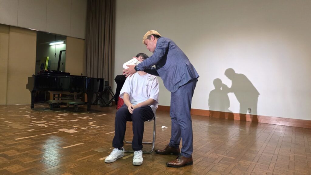 福井県　武生高校の生徒をステージにあげてマジックショーを展開するマジシャン　コンプレッサー