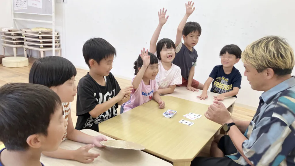 子どもたちが積極的に手を挙げて発表するマジック活動の場面