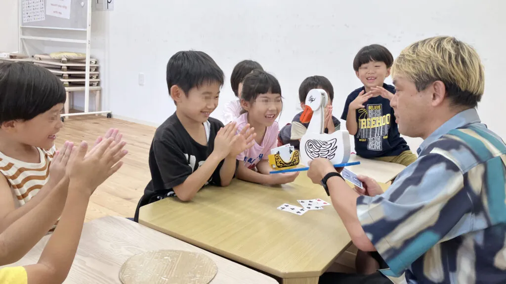 マジックを見て楽しそうに拍手する子どもたち