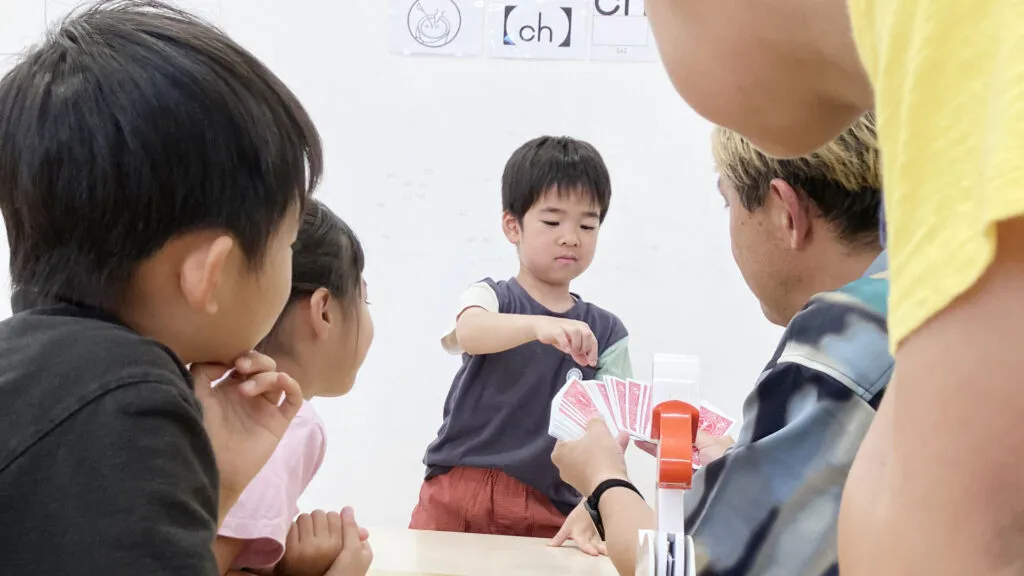 カードを選んでマジックに参加する子どもの様子