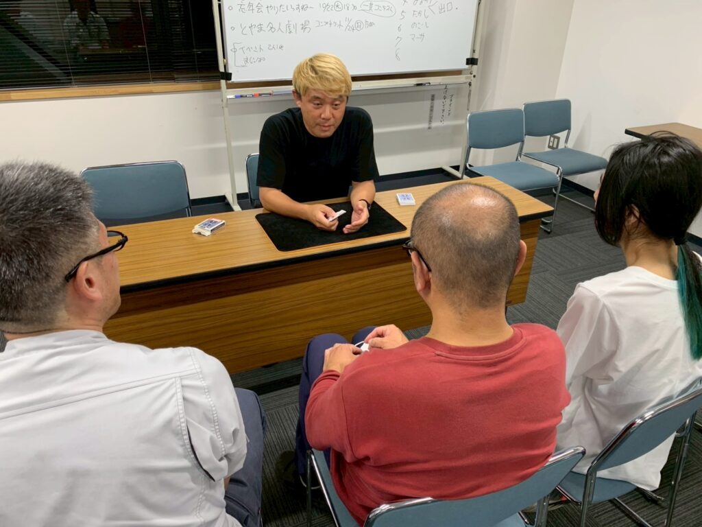 社会人サークルで新しい趣味を!富山のマジックサークル「まじっぱ」活動報告 7 富山のマジックサークル「まじっぱ」でマジックを演じる コンプ さん