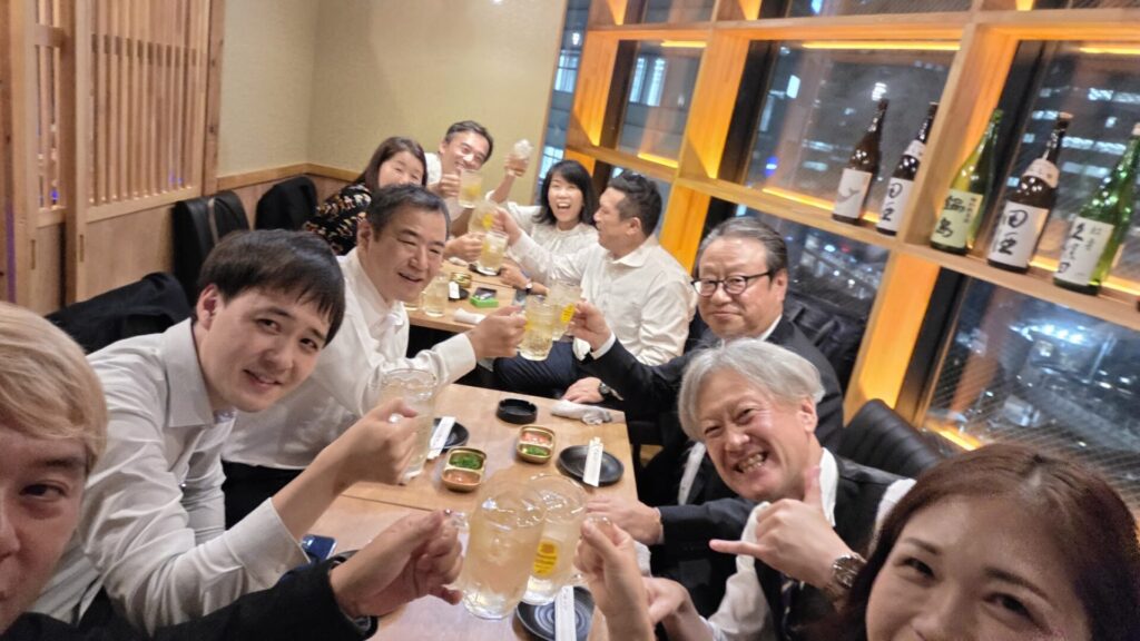 倫理法人会 全国代表者大会の懇親会二次会で、富山県倫理法人会メンバーが笑顔で乾杯している様子