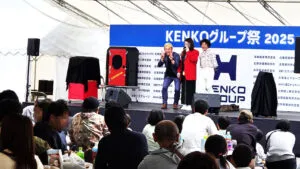 「KENKOグループ祭 2025」のステージで、マジシャンコンプレッサーがロープエスケープイリュージョンを演じている。