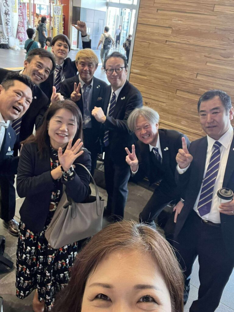 倫理法人会 全国代表者大会に向かう富山県倫理法人会メンバーの笑顔の集合写真