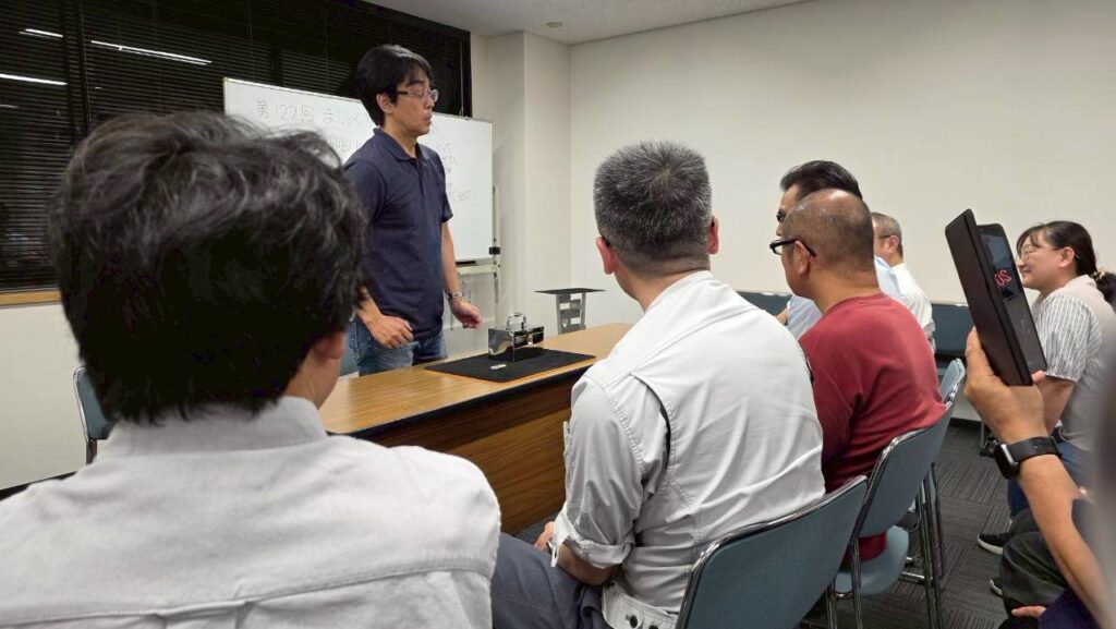 社会人サークルで新しい趣味を!富山のマジックサークル「まじっぱ」活動報告 9 富山のマジックサークル「まじっぱ」でマジックを演じる マジシャン マーサ さん