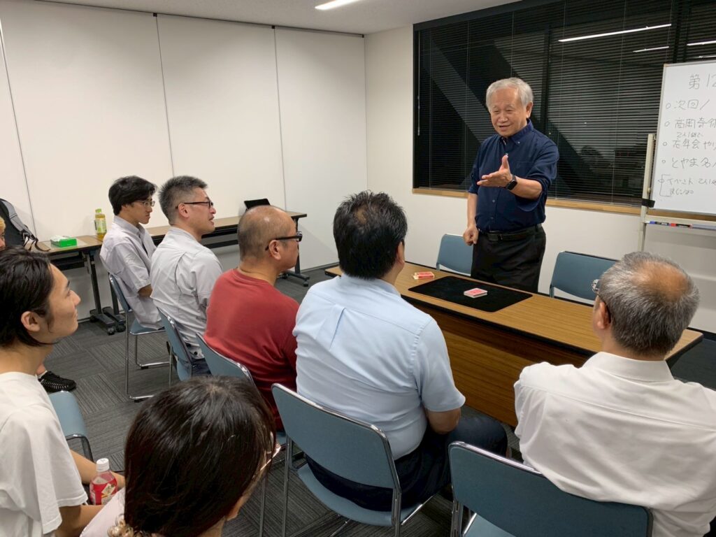 社会人サークルで新しい趣味を!富山のマジックサークル「まじっぱ」活動報告 5 富山のマジックサークル「まじっぱ」でマジックを演じる たかし さん