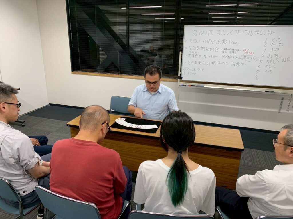 社会人サークルで新しい趣味を!富山のマジックサークル「まじっぱ」活動報告 11 富山のマジックサークル「まじっぱ」でマジックを演じている男性