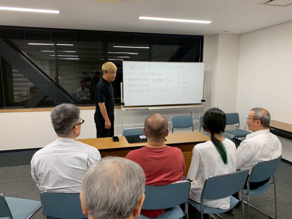社会人サークルで新しい趣味を!富山のマジックサークル「まじっぱ」活動報告 1 富山のマジックサークル「まじっぱ」でマジシャンコンプレッサーがマジックを演じている