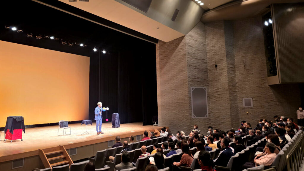 魚津市障害者連合会主催のマジックショー。新川文化会館小ホールの客席から見たステージの様子
