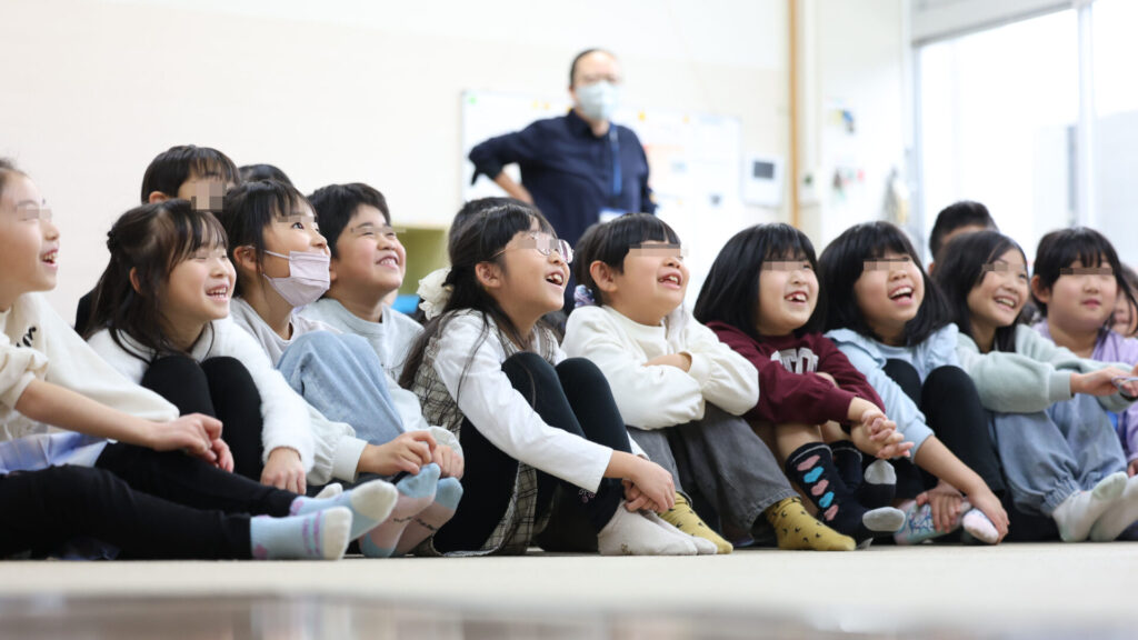 マジックの不思議さに驚き、キラキラした瞳で拍手を送る学童保育の子供たちの表情