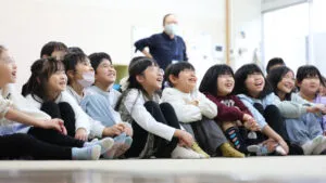 マジックの不思議さに驚き、キラキラした瞳で拍手を送る学童保育の子供たちの表情