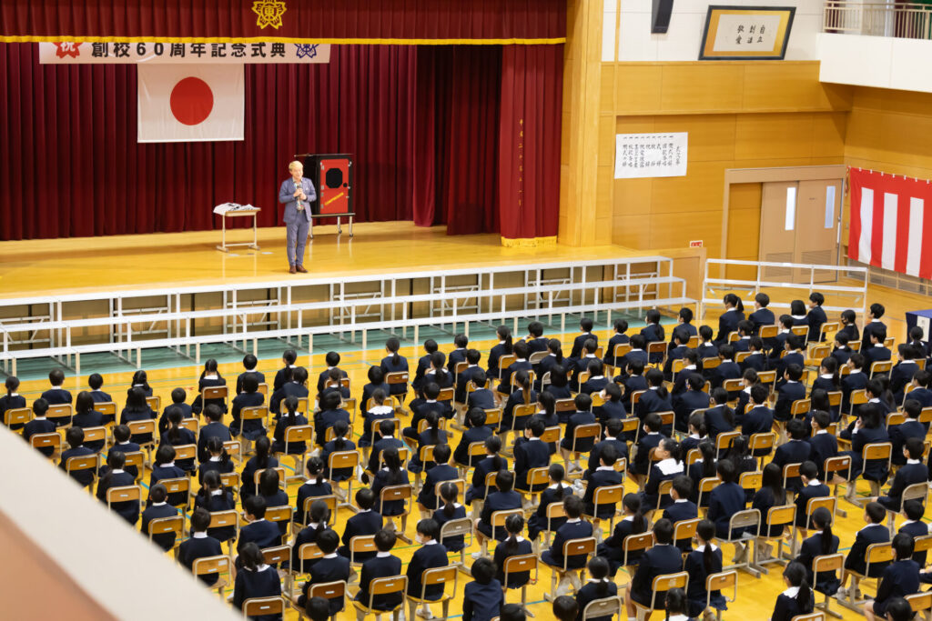 高岡市立戸出東部小学校の創立60周年記念式典のステージに掲げられた祝賀横断幕