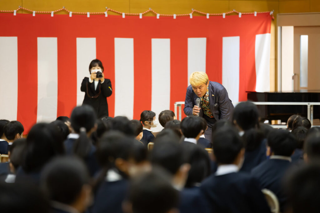 コンプレッサーの得意とするロープマジックを、身を乗り出して見守る戸出東部小学校の子供たち