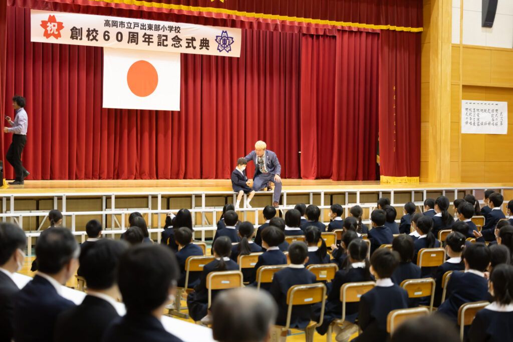 コンプレッサーのマジックを、楽しむ戸出東部小学校の子供たち