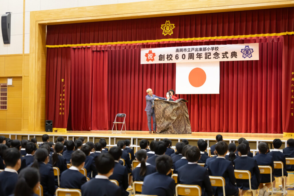驚きの現象に歓声を上げ、拍手で盛り上がる高岡市立戸出東部小学校の全校児童