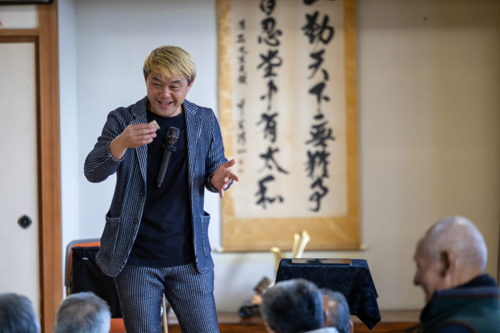 砺波市の敬老会でマジックを披露するマジシャン・コンプレッサーの様子