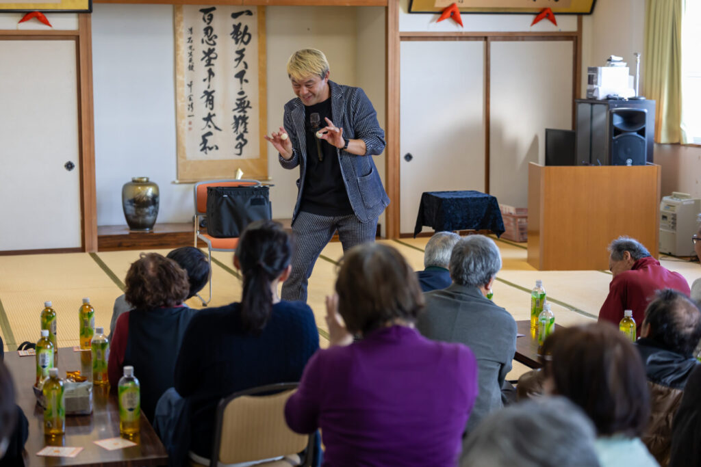 観客を巻き込んだトークで会場を盛り上げるコンプレッサーのマジックショー